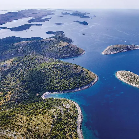 בית נופש Gorgeous In With Wifi Žirje