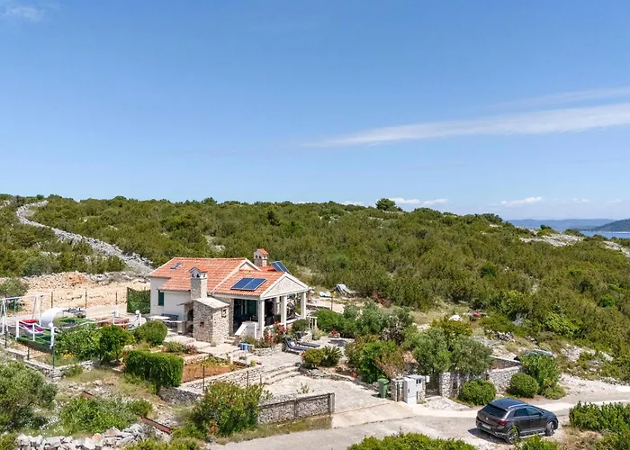 בית נופש Gorgeous In With Wifi Žirje